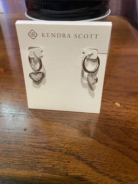 NWOT Kendra Scott Ari Heart Ivory Mother of Pearl rhodium plated huggies